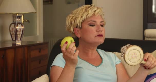 Retrato Una Mujer Mediana Edad Estresada Dieta Mirando Espejo Sintiéndose — Vídeo de stock