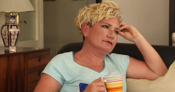 Moyen Age Femme Blonde Détendre Sur Canapé Confortable Dans Salon — Video