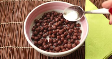 Bir kase çikolatalı mısır gevreği.