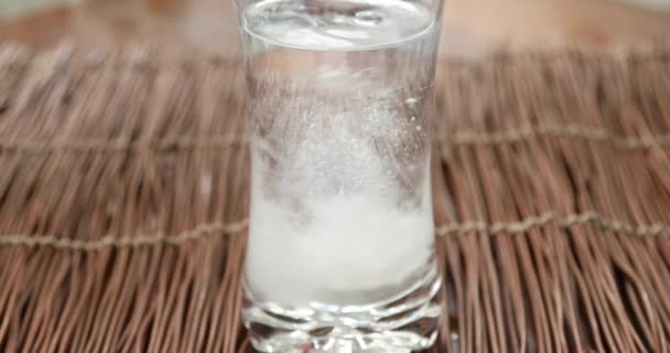 Pastillas Efervescentes Que Funden Vaso Agua — Vídeo de stock