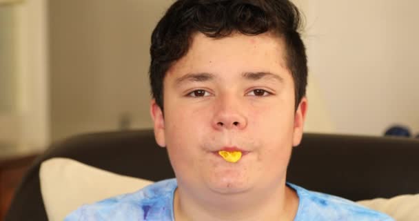 一个满脸粉刺 嚼着泡泡糖的青少年的画像 — 图库视频影像
