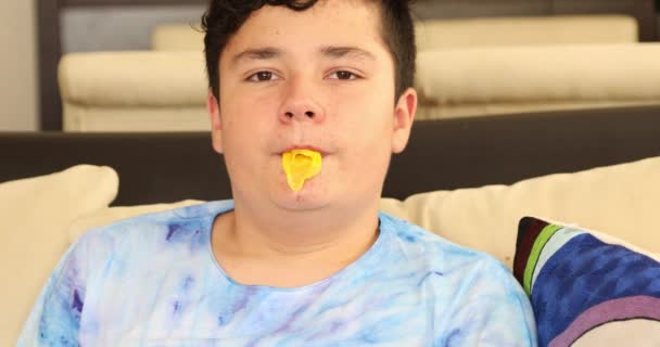 一个满脸粉刺 嚼着泡泡糖的滑稽少年的画像 — 图库视频影像