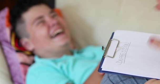 Psychotherapeut Schrijven Klembord Jonge Patiënt Met Geestesziekte Liggend Bank Lachen — Stockvideo