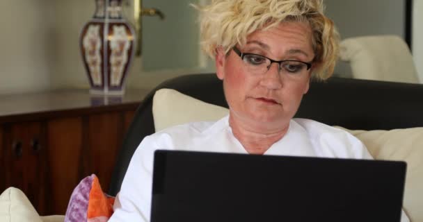 Klinikte Dizüstü Bilgisayarda Çalışan Profesyonel Kadın Doktor — Stok video