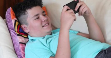 Yakışıklı bir gencin portresi. Koç 'un üzerinde tek başına oturuyor. Çocuk ekranları izliyor, okuyor, daktilo ediyor, oyunlar oynuyor. Teknoloji, internet iletişimi ve insan konsepti, akıllı telefon bağımlılığı