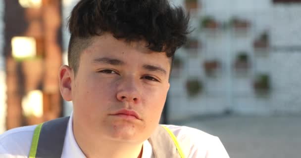 Porträtt Stilig Tonårspojke Med Seriöst Ansikte Tittar Kameran — Stockvideo