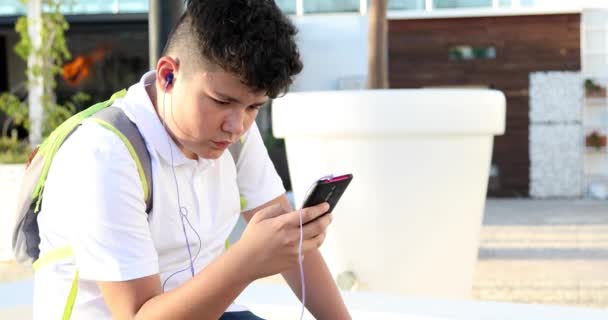 Retrato Adolescente Bonito Sentado Exterior Sozinho Kid Assistindo Tela Lendo — Vídeo de Stock