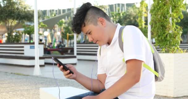 Retrato Guapo Adolescente Sentado Aire Libre Solo Niño Mirando Pantalla — Vídeos de Stock