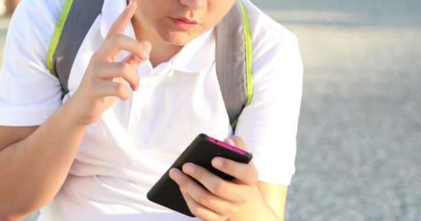 Porträt Eines Gutaussehenden Teenagers Der Allein Freien Sitzt Und Zuschaut — Stockvideo