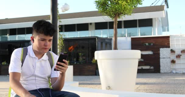 Retrato Adolescente Bonito Sentado Exterior Sozinho Kid Assistindo Tela Lendo — Vídeo de Stock