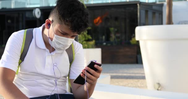 Retrato Guapo Adolescente Sentado Aire Libre Solo Niño Mirando Pantalla — Vídeo de stock