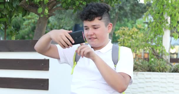 Ritratto Bel Ragazzo Adolescente Seduto All Aperto Solo Kid Guardare — Video Stock