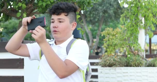 Potret Seorang Remaja Tampan Duduk Luar Ruangan Sendirian Kid Menonton — Stok Video