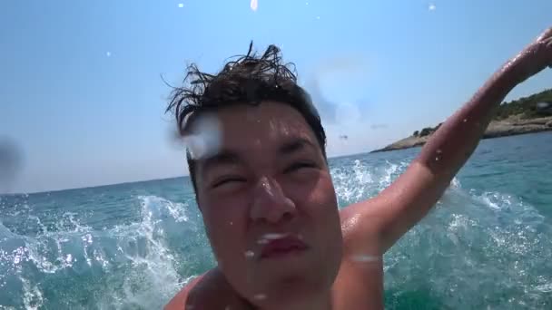 夏休みのクルーズでヨットの幸せな少年ジャンプの肖像画 — ストック動画