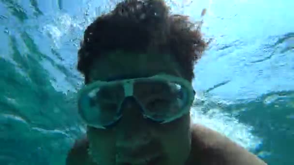一个快乐的小男孩在暑假游轮上跳游艇的肖像 — 图库视频影像