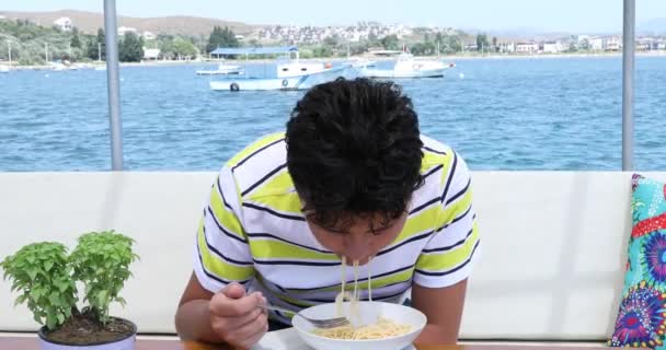 Porträtt Tonåring Som Äter Pasta Båtdäck Sommarlovet Glad Ung Pojke — Stockvideo