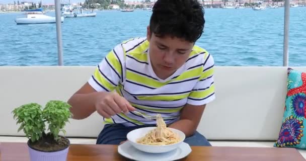 Πορτρέτο Ενός Εφήβου Που Τρώει Ζυμαρικά Στο Κατάστρωμα Σκαφών Στις — Αρχείο Βίντεο