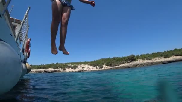 Портрет Счастливого Молодого Парня Прыгающего Яхты Круиз Летним Каникулам — стоковое видео