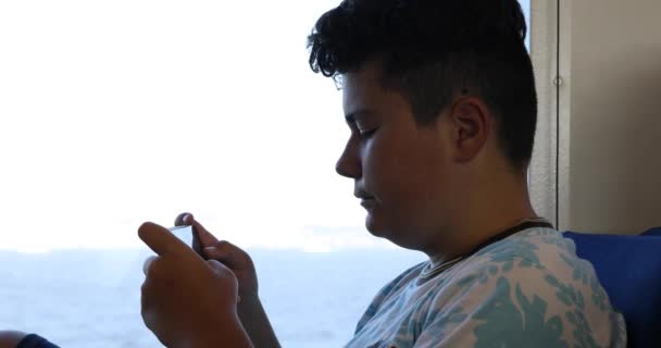 Молодой Пассажир Пароме Помощью Смартфона — стоковое видео