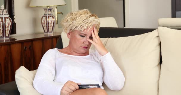 Retrato Uma Mulher Meia Idade Sofrendo Uma Onda Calor Usando — Vídeo de Stock