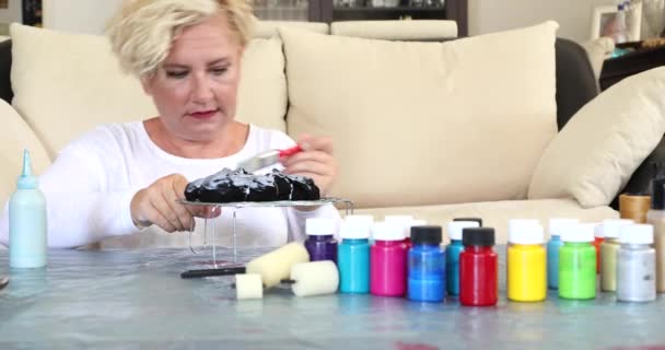 Mujer Adulta Media Disfrutando Crear Textil Con Técnica Tinte Corbata — Vídeo de stock