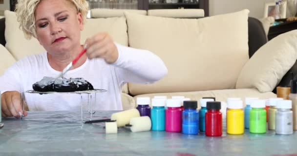 Mitte Erwachsene Frau Genießt Textilien Mit Krawattenfärbetechnik Herzustellen — Stockvideo