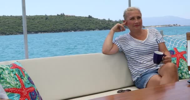 Porträtt Kaukasisk Kvinnlig Turist Kvinna Lyx Yacht Koppla Och Titta — Stockvideo