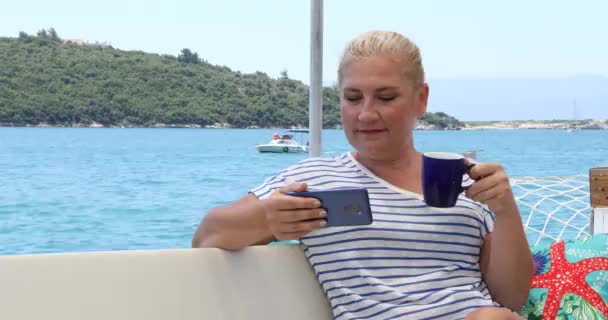 一个住在豪华游艇上的高加索女游客的画像 她在度假时放松地环顾四周 — 图库视频影像