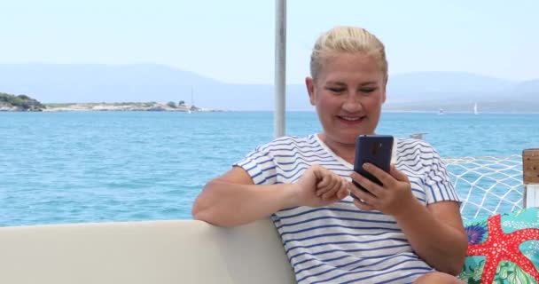 一个住在豪华游艇上的高加索女游客的画像 她在度假时放松地环顾四周 — 图库视频影像