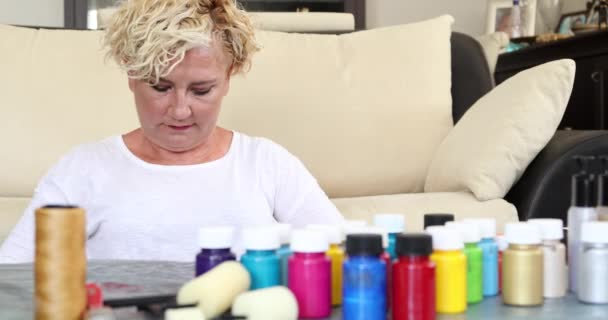 Příjemná Žena Drží Ukazuje Své Vlastní Malované Kravaty Barvivo Tričko — Stock video