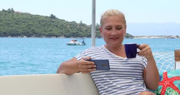 Ritratto Una Donna Turista Caucasica Uno Yacht Lusso Che Rilassa — Video Stock