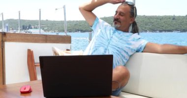 Kafkasyalı bir turistin portresi lüks bir yatta dinleniyor ve yaz tatilinde etrafa bakıyor.