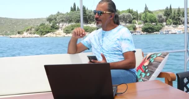Porträt Eines Hispanischen Touristenunternehmers Auf Luxusjacht Der Sommerurlaub Telefoniert — Stockvideo