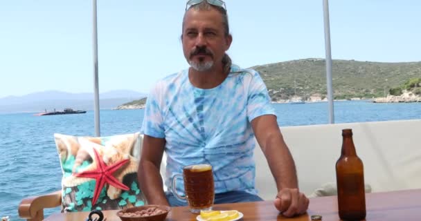 Hombre Hispano Bebiendo Cerveza Una Cubierta Yate Durante Las Vacaciones — Vídeos de Stock