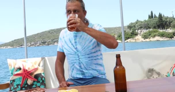 Homme Hispanique Buvant Bière Sur Pont Yacht Pendant Les Vacances — Video