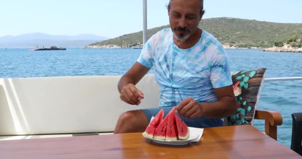 Retrato Niño Preadolescente Feliz Viaje Barco Comiendo Sandía Día Soleado — Vídeos de Stock