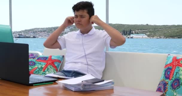Remaja Laki Laki Belajar Yacht Dek Online Belajar Jarak Pendidikan — Stok Video
