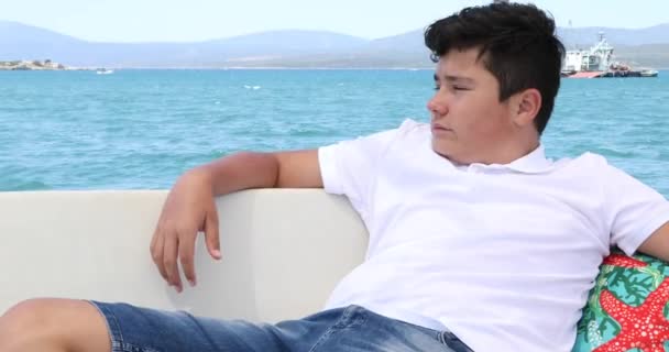 Ritratto Ragazzo Che Rilassa Sul Ponte Dello Yacht Durante Vacanze — Video Stock