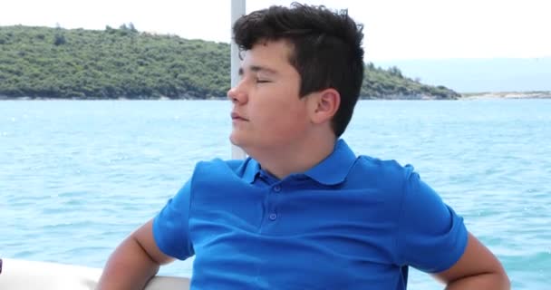 一个小男孩在暑假的游艇甲板上放松的画像旅游人员的夏季概念 — 图库视频影像