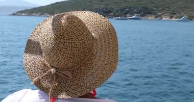 Yaz tatilinde hasır şapkalı bir kadın.