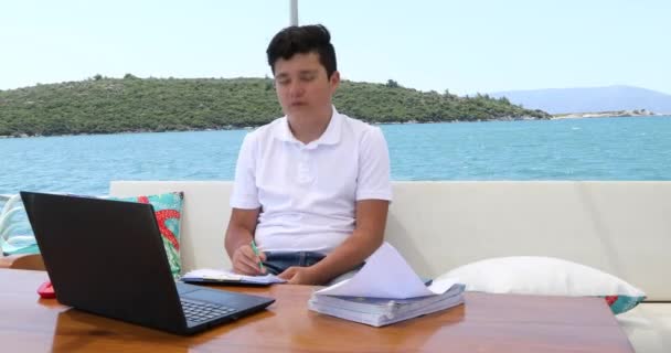 Tonårspojken Studerar Yacht Däck Online Lärande Distans Lärande För Barn — Stockvideo