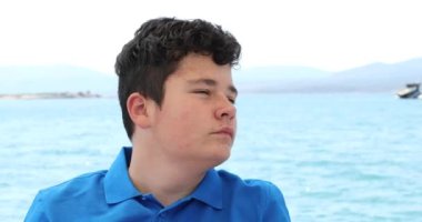 Yaz tatilinde yat güvertesinde dinlenen genç bir çocuğun portresi Seyahat eden insanlar yaz konsepti