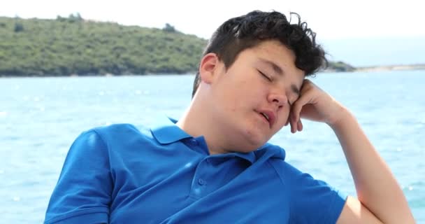 一个小男孩在暑假的游艇甲板上放松的画像旅游人员的夏季概念 — 图库视频影像