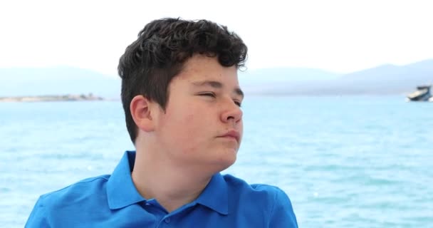 夏休みのヨットデッキでリラックスしている1人の少年の肖像 旅行者の夏のコンセプト — ストック動画