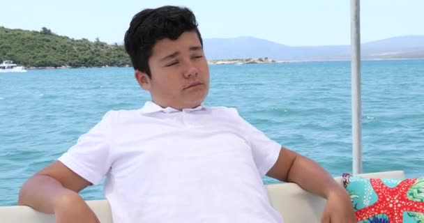 Retrato Jovem Rapaz Relaxando Convés Iate Férias Verão Viagens Pessoas — Vídeo de Stock