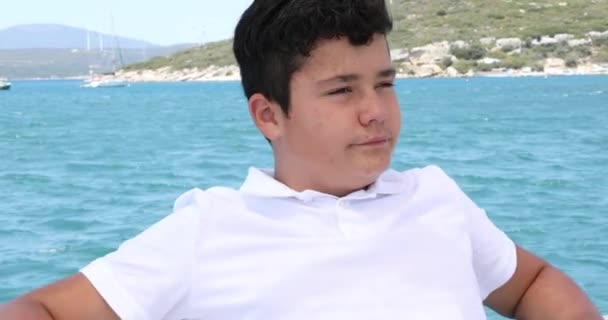 夏休みのヨットデッキでリラックスしている1人の少年の肖像 旅行者の夏のコンセプト — ストック動画