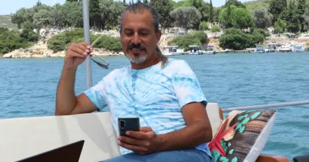 Retrato Hombre Mediana Edad Está Sentado Cubierta Yate Con Teléfono — Vídeo de stock