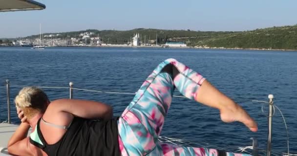 Sportiga Kvinnor Stretching Kropp Yacht Däck Sommarsemester — Stockvideo