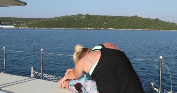夏休みのヨットデッキで体を伸ばすスポーティ女性 — ストック動画