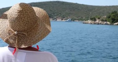 Yaz tatilinde hasır şapkalı bir kadın.